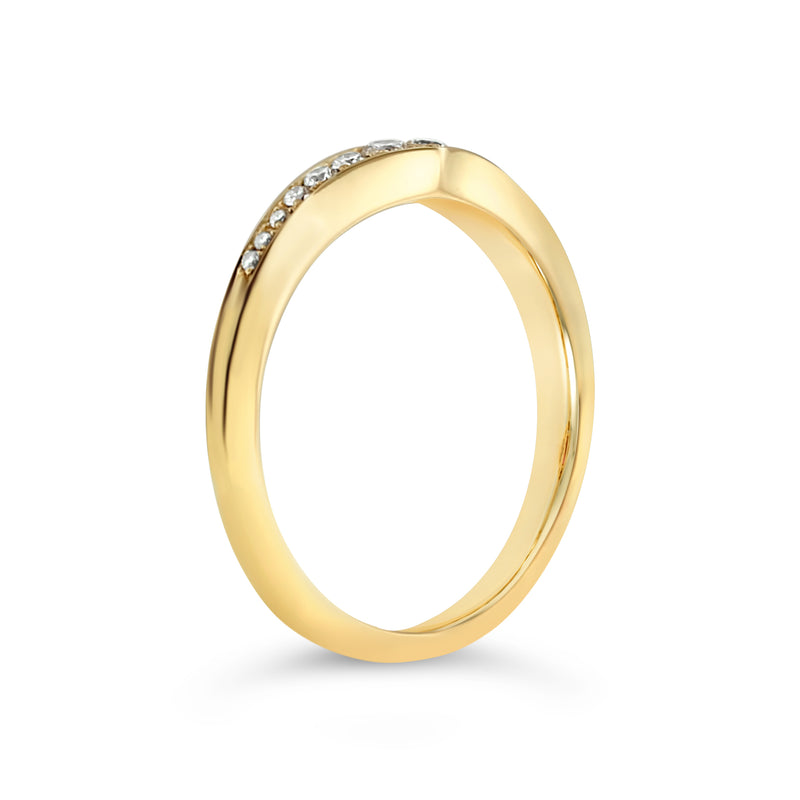 Round diamond wedding ring in 18k yellow gold