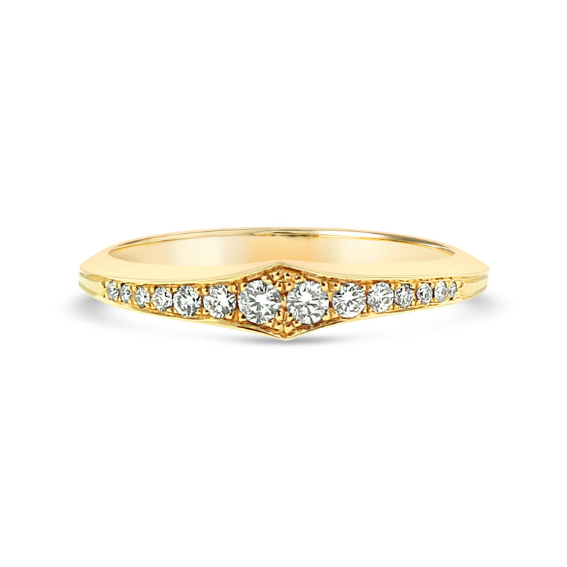 Round diamond wedding ring in 18k yellow gold